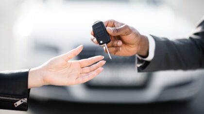 Advantages of Buying a Second Hand Vehicle through Autocom
