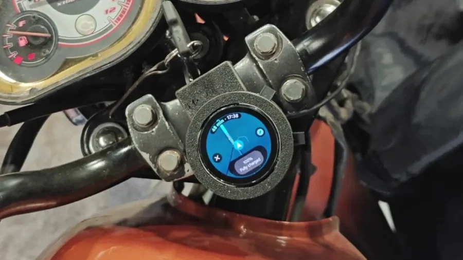 Old smartwatch turned into motorcycle display