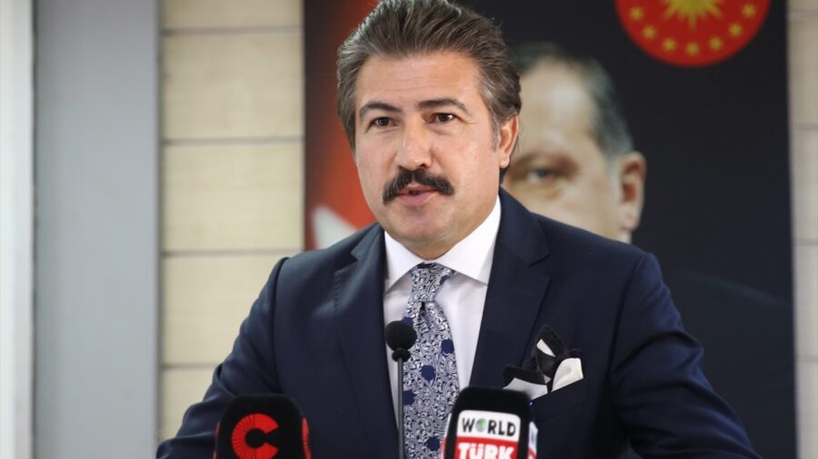– “Her gün yeniden patlayan o yolsuzluklarla, o hırsızlıklarla, o ahlaksızlıklarla onları baş başa bırakıyoruz. Bu millet