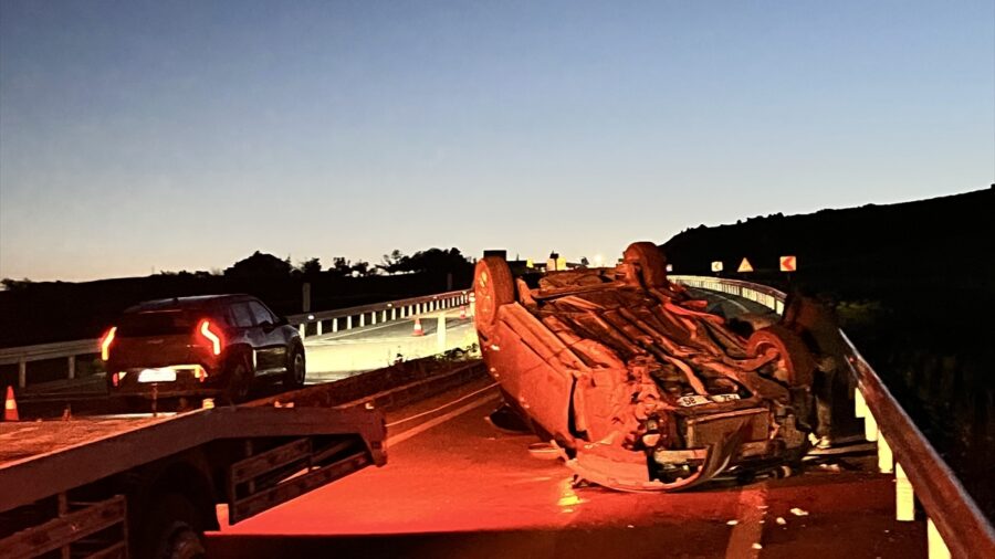 Aksaray’da refüje çarpan otomobildeki 7 kişi yaralandı