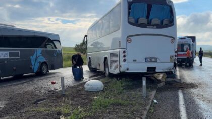 Aksaray’da refüje çarpan tur otobüsündeki 16 kişi yaralandı