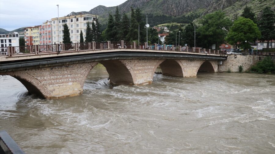 The heavy rain in Amasya increased the flow rate of Yeşilırmak