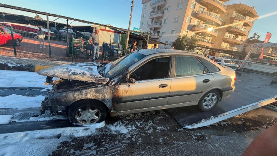 Antalya’da yangın çıkan otomobil kullanılamaz hale geldi