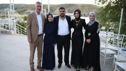 – Siirt Belediyesinde görevli Bayram Acar, 32 yıldır sürdürdüğü meslek hayatında aralarında ailesinden kişilerin de olduğu