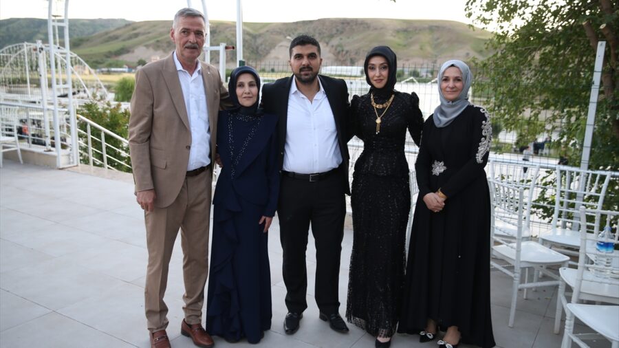 – Siirt Belediyesinde görevli Bayram Acar, 32 yıldır sürdürdüğü meslek hayatında aralarında ailesinden kişilerin de olduğu