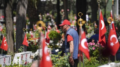 Bayramın ikinci gününde Edirnekapı Şehitliği’ne ziyaretler devam etti