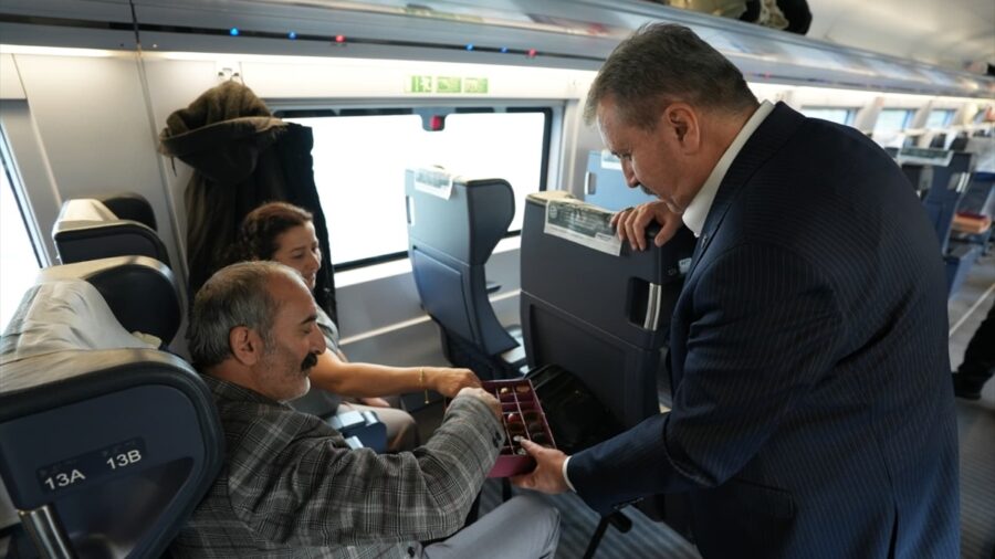 BBP Genel Başkanı Destici, yüksek hızlı trende yolcuların Kurban Bayramı’nı kutladı