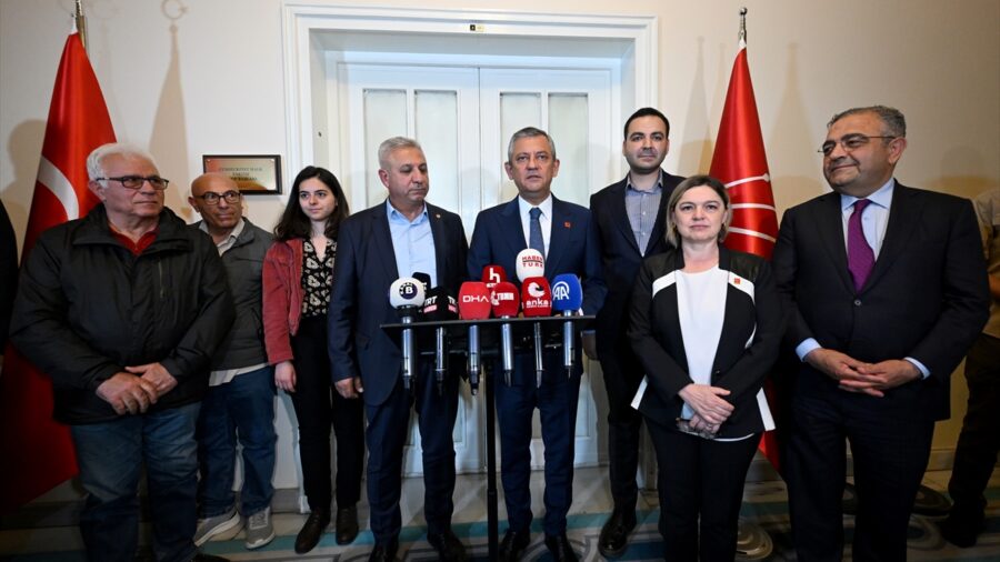 CHP TBMM Grup Başkanı Özgür Özel (sağ 3), EMEK Partisi (EMEP) Genel Başkanı Seyit Aslan (sol 3) ve beraberindeki heyetle g