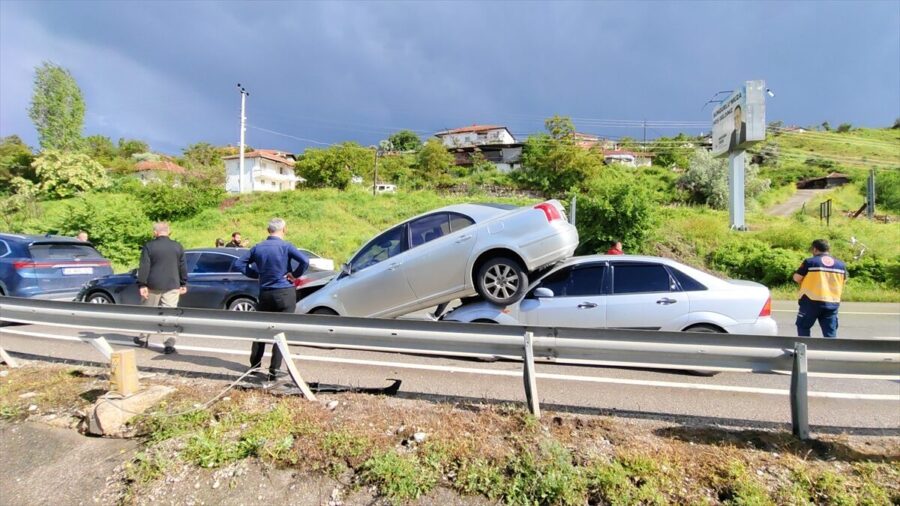 Çorum’da zincirleme kazada araç diğer aracın üzerine çıktı