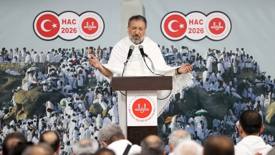 – “Aziz vatanımızı dahili ve harici tuzaklardan, şer odaklarının hile ve desiselerinden, fitne ve fesat ehlinin oyunlarınd