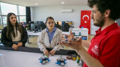 – Yenişehir Gençlik Merkezi’nde robotik kodlama atölyesi ile öğrencilerin teknik becerileri artırılarak zararlı alışkanlık