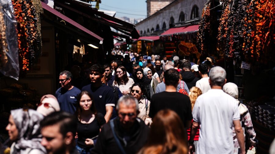 Eminönü’nde arife günü yoğunluğu