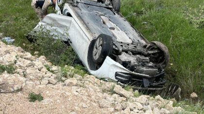 3 people, including a baby, were injured in a car that overturned in Erzincan