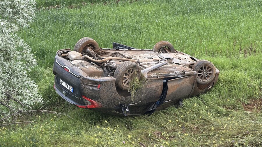 4 people were injured in the car that overturned into the embankment in Erzincan