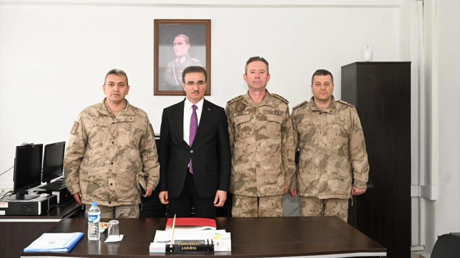 Erzurum Valisi Aydın Baruş, karakollarda görev yapan Mehmetçikle bayramlaştı