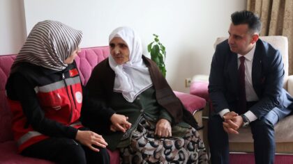 Erzurum’da Aile ve Sosyal Hizmetler İl Müdürlüğü ekipleri, 94 yaşındaki şehit annesi Hava Akçay’a tekerlekli sandalye hedi