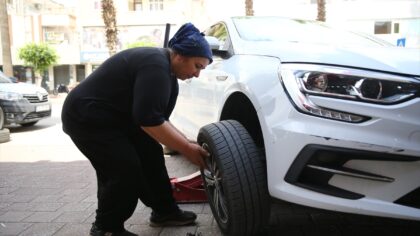 Adana’da kalp rahatsızlığı geçiren eşine lastik tamir dükkanındaki işlerinde destek olan 54 yaşındaki Habibe Güngör, öğren