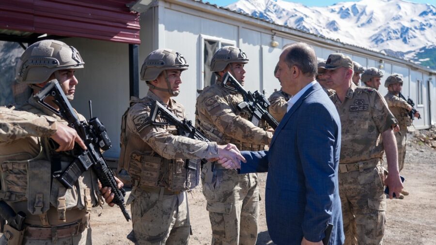 Hakkari Valisi Taşyapan güvenlik güçleriyle bayramlaştı