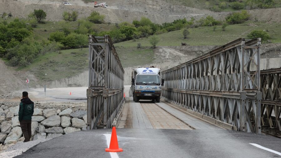 – Heyelan sonucu kapanan yolda Milli Savunma Bakanlığı, Hakkari Valiliği, Karayolları 11. Bölge Müdürlüğü ve DSİ 17. Bölge