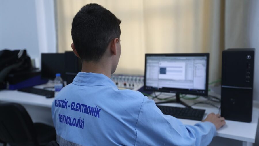 – Dörtyol Recep Atakaş Mesleki ve Teknik Anadolu Lisesi’nin öğrencileri, temizlik malzemelerinden masa ve sıraya, boyadan