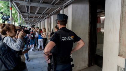– Başbakan ve PSOE lideri Pedro Sanchez: – “Saklayacak hiçbir şeyimiz yok. Herhangi bir usulsüzlük varsa, gerekli önlemler