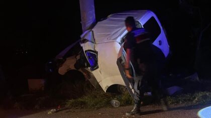 Isparta’da direğe çarpan hafif ticari araçtaki 2 kişi öldü, 2 kişi yaralandı