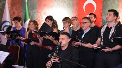 İtalya’da yabancılardan oluşan koro Türk Halk Müziği konseri verdi
