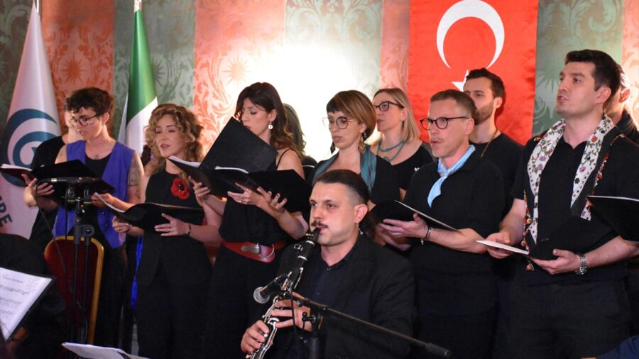 İtalya’da yabancılardan oluşan koro Türk Halk Müziği konseri verdi
