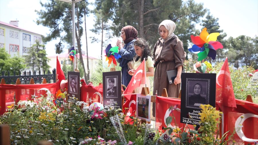Kahramanmaraş’ta okul saldırısında yaşamını yitiren öğrenciler mezarı başında anıldı