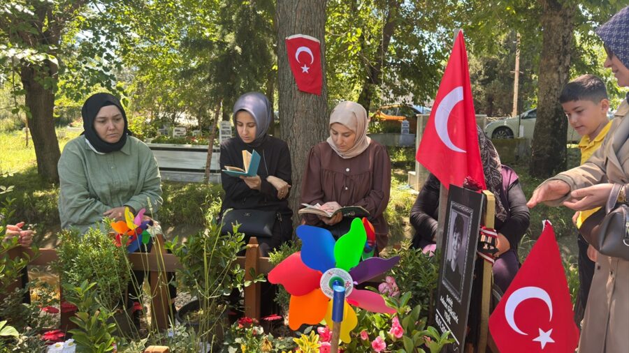 Kahramanmaraş’taki okul saldırısında ölen çocukların aileleri, 11 yaşındaki Yeşil’in Osmaniye’deki kabrini ziyaret etti