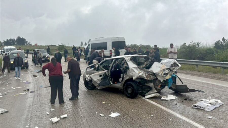 6 people were injured as a result of the collision between a minibus and a car in Karabük