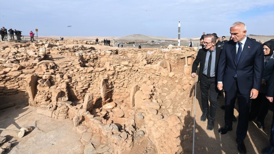 – Kültür ve Turizm Bakanı Mehmet Nuri Ersoy: – “Ziyaretçi karşılama merkezi ve bütüncül çevre düzenleme projelerimizi de t