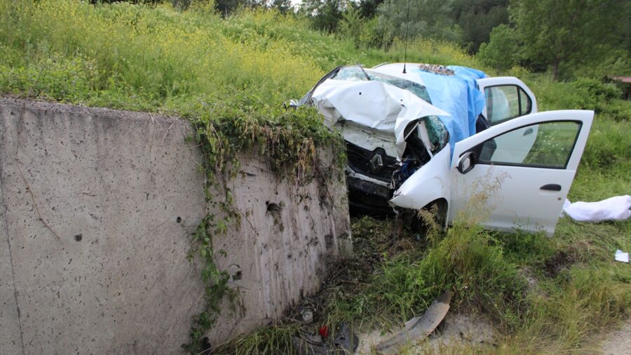 Kastamonu’da istinat duvarına çarpan otomobildeki 3 kişi öldü, 1 kişi yaralandı