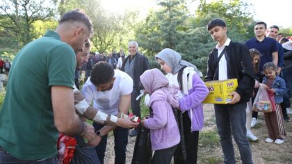 Kastamonu’da vatandaşlar arife günü mezarlıkta çocuklara ikramda bulunuyor