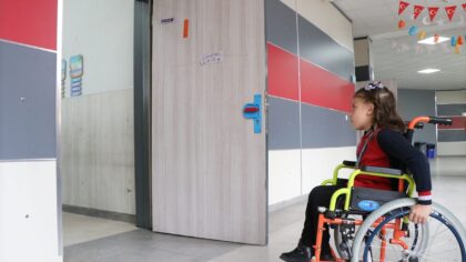– Kayseri’de kafasında kitleyle doğan ve 4 ameliyat geçiren omurilik felçli 9 yaşındaki Asya Kocakaya, hem neşesi hem de k