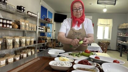 Çanakkale’nin Ayvacık ilçesine bağlı 360 nüfuslu Bektaş köyünde kadınların hazırladığı geleneksel ürünler, kurdukları koop