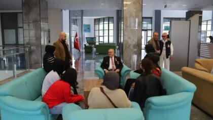 – Huzurevinde kalanlar, unutulmaya yüz tutmuş mahalle kültürünü, bayram sabahlarının heyecanını ve aile birlikteliğinin ön