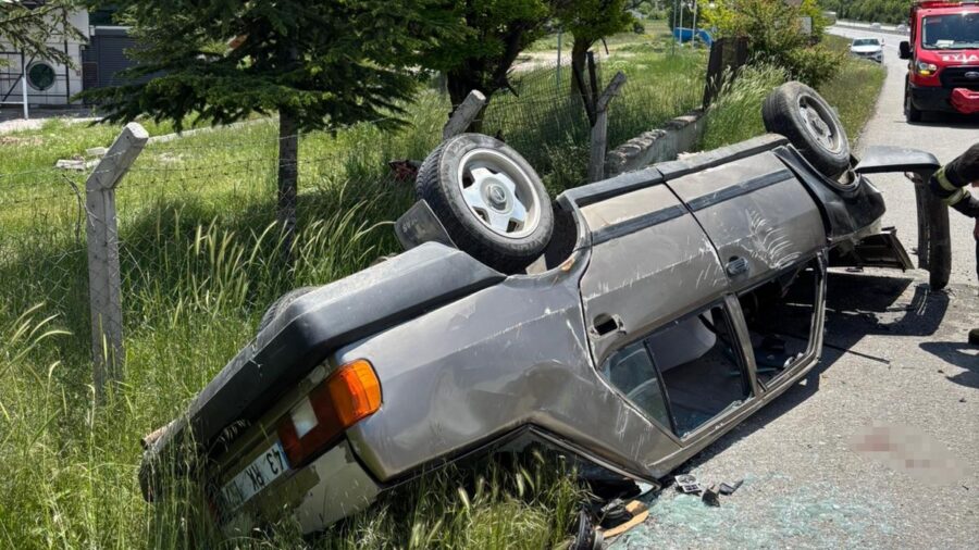 4 people were injured in the accident where the car crashed into the retaining wall in Kütahya