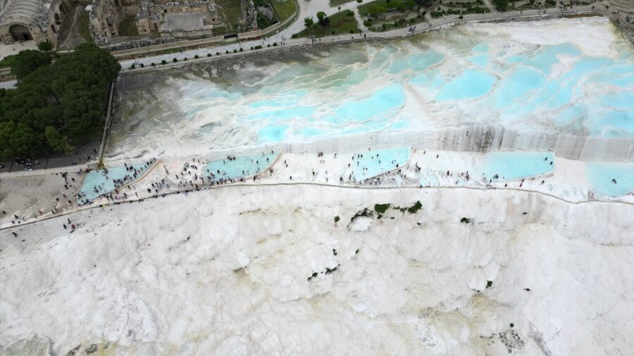 Pamukkale’de bayram tatili yoğunluğu yaşanıyor