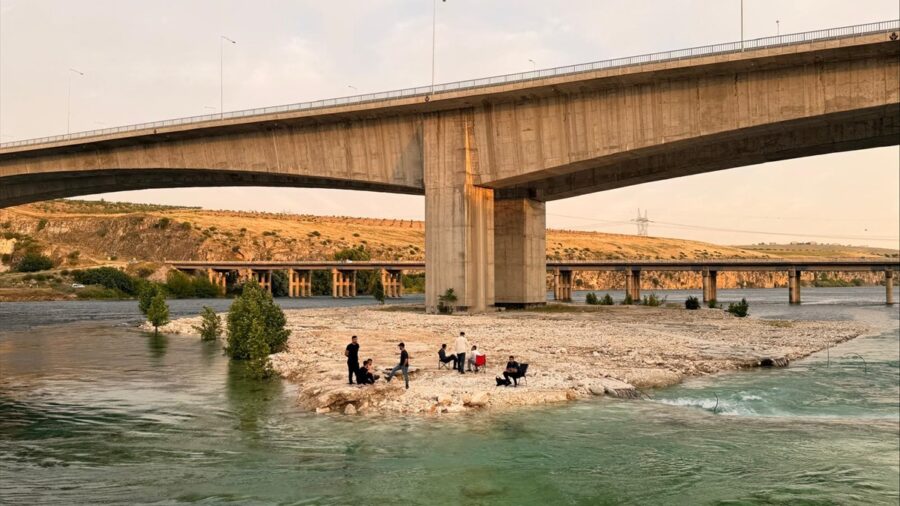 Şanlıurfa’da Fırat Nehri’nde mahsur kalan 8 kişi kurtarıldı
