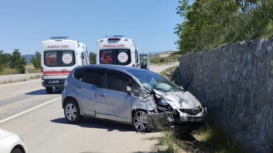 Sinop’ta istinat duvarına çarpan otomobildeki 5 kişi yaralandı