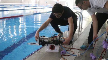 – Adana Fen Lisesi öğrencilerince tasarlanan araç, suyun 60 metre derinliğine kadar inebiliyor, nesneleri sınıflandırıp ro