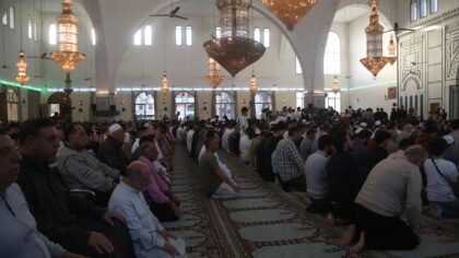 – Suriye Cumhurbaşkanı Ahmed Şara, bayram namazını Halep’teki Abdullah bin Abbas Camii’nde halkla birlikte kıldı