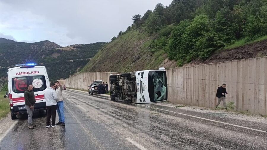 Tokat’ta cenazeden dönenleri taşıyan midibüs devrildi, 4 kişi yaralandı