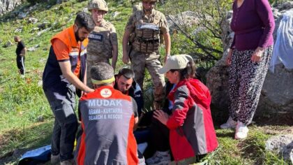 Tunceli’de dağda sakatlanan kadın sedyeyle 2 kilometre taşınıp hastaneye ulaştırıldı