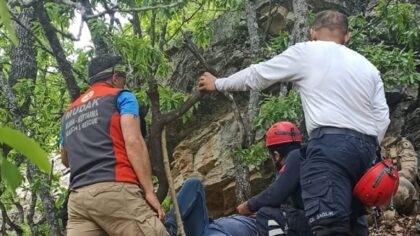 Tunceli’de rahatsızlanan astım hastası ormanlık arazide 750 metre sedyeyle taşındı
