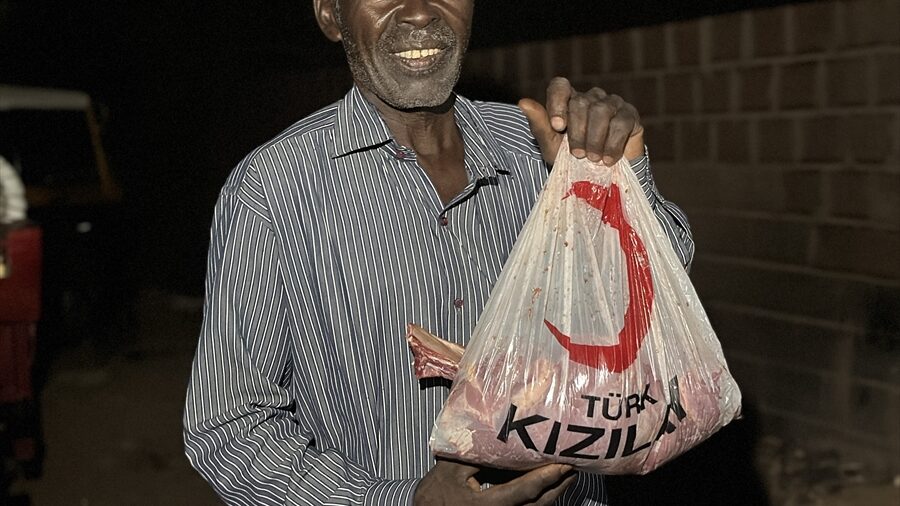 Türk Kızılay, Sudan’da 2 bin 100 hisse kurban eti dağıttı