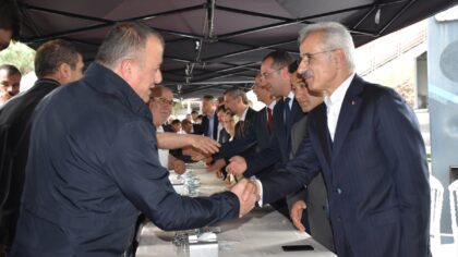 Ulaştırma ve Altyapı Bakanı Abdulkadir Uraloğlu, Trabzon’un Akçaabat ilçesinde bayramlaşma törenine katıldı. Bakan Uraloğl