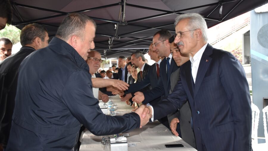 Ulaştırma ve Altyapı Bakanı Abdulkadir Uraloğlu, Trabzon’un Akçaabat ilçesinde bayramlaşma törenine katıldı. Bakan Uraloğl