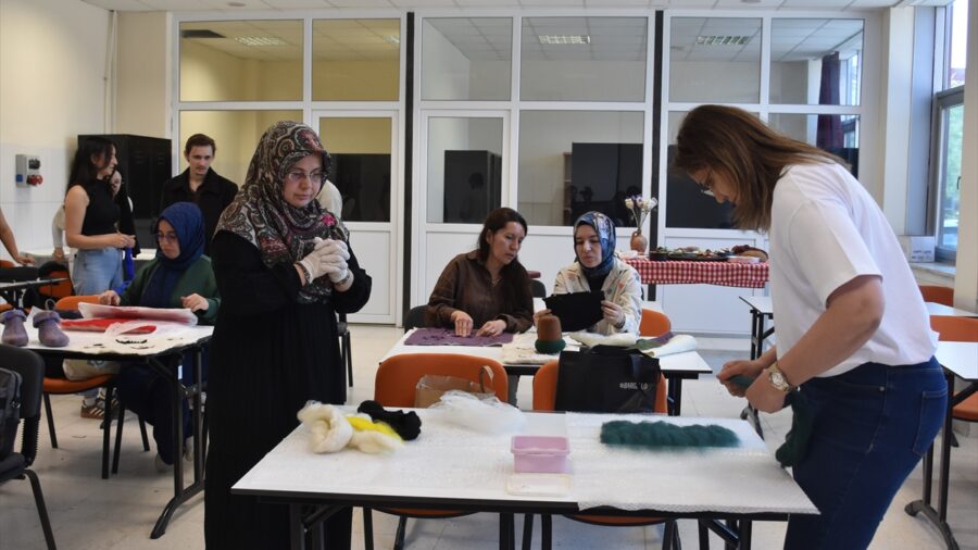 – Afyon Kocatepe Üniversitesi Güzel Sanatlar Fakültesi öğrencileri, kentin kaymak, sucuk ve lokum gibi yöresel tatlarından